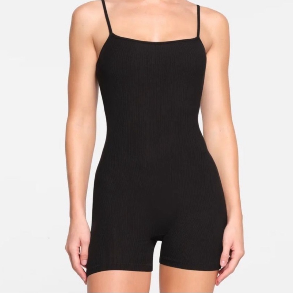 NWOT Skims Black Ribbed Soft Lounge Scoop Onesie Onyx Black Size M